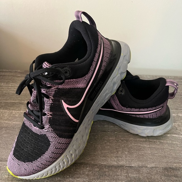 Women’s Nike React Infinity Run Flyknit2 - Picture 2 of 5
